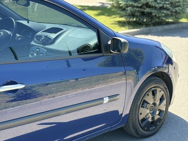 Синий Рено Клио, объемом двигателя 1.1 л и пробегом 98 тыс. км за 4100 $, фото 2 на Automoto.ua