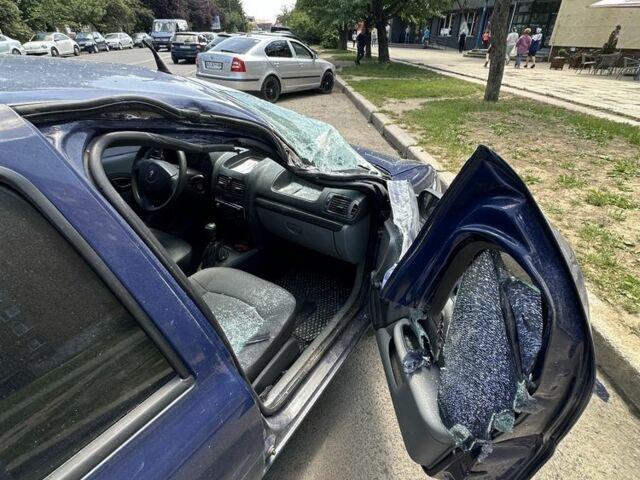 Синий Рено Клио, объемом двигателя 1.4 л и пробегом 150 тыс. км за 846 $, фото 7 на Automoto.ua