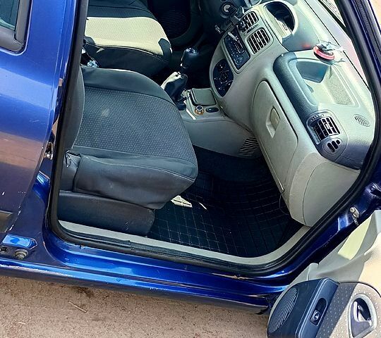 Синий Рено Клио, объемом двигателя 1.4 л и пробегом 399 тыс. км за 2400 $, фото 5 на Automoto.ua
