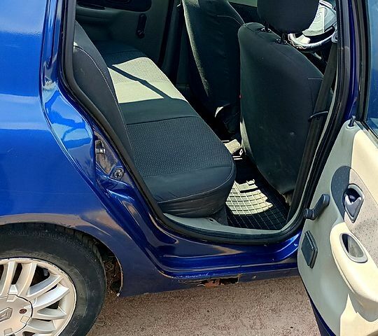 Синий Рено Клио, объемом двигателя 1.4 л и пробегом 399 тыс. км за 2400 $, фото 3 на Automoto.ua