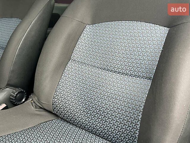 Синій Рено Кліо, об'ємом двигуна 1.39 л та пробігом 211 тис. км за 3400 $, фото 17 на Automoto.ua