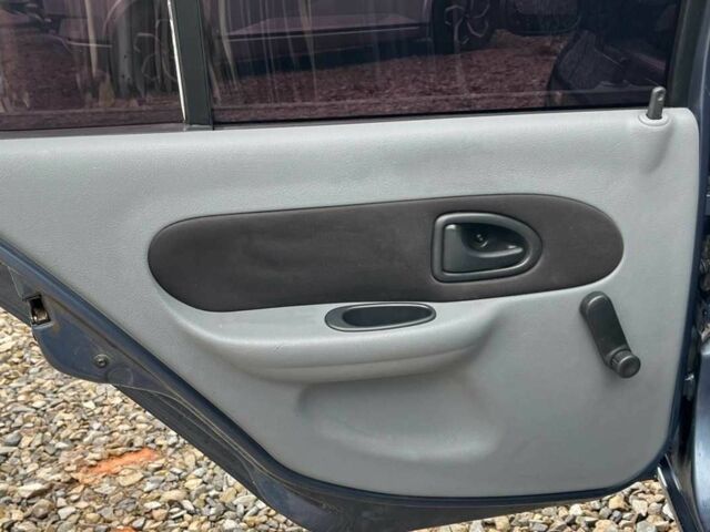 Синій Рено Кліо, об'ємом двигуна 1.4 л та пробігом 211 тис. км за 3400 $, фото 21 на Automoto.ua