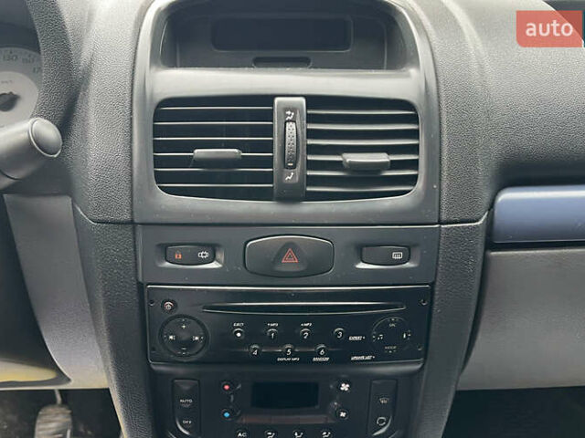 Синій Рено Кліо, об'ємом двигуна 1.39 л та пробігом 211 тис. км за 3400 $, фото 11 на Automoto.ua