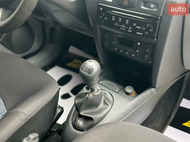 Синій Рено Кліо, об'ємом двигуна 1.39 л та пробігом 211 тис. км за 3400 $, фото 13 на Automoto.ua