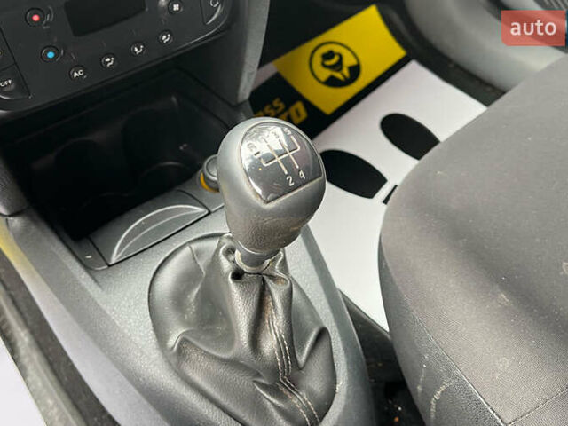 Синій Рено Кліо, об'ємом двигуна 1.39 л та пробігом 211 тис. км за 3400 $, фото 12 на Automoto.ua