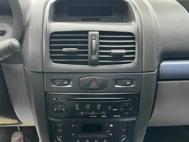 Синій Рено Кліо, об'ємом двигуна 1.4 л та пробігом 211 тис. км за 3400 $, фото 11 на Automoto.ua