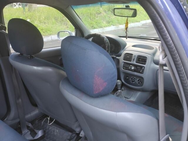 Синий Рено Клио, объемом двигателя 1.4 л и пробегом 250 тыс. км за 2000 $, фото 4 на Automoto.ua