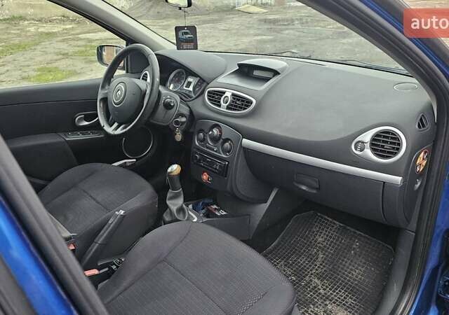 Синий Рено Клио, объемом двигателя 1.5 л и пробегом 296 тыс. км за 5600 $, фото 9 на Automoto.ua