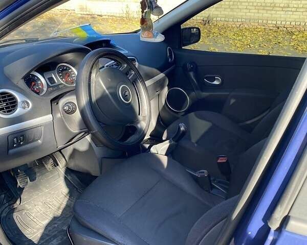 Синий Рено Клио, объемом двигателя 1.1 л и пробегом 281 тыс. км за 4400 $, фото 3 на Automoto.ua
