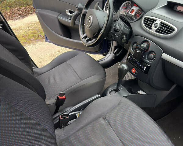 Синий Рено Клио, объемом двигателя 1.6 л и пробегом 137 тыс. км за 5700 $, фото 24 на Automoto.ua