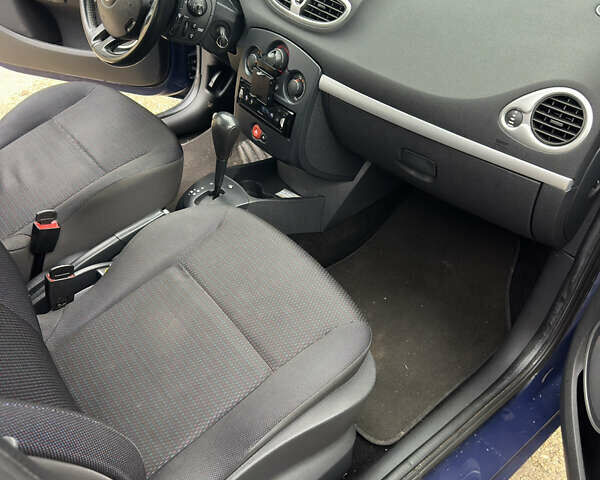 Синий Рено Клио, объемом двигателя 1.6 л и пробегом 137 тыс. км за 5700 $, фото 23 на Automoto.ua