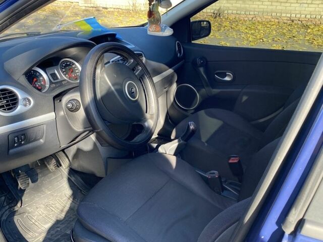 Синий Рено Клио, объемом двигателя 1.1 л и пробегом 281 тыс. км за 4400 $, фото 4 на Automoto.ua