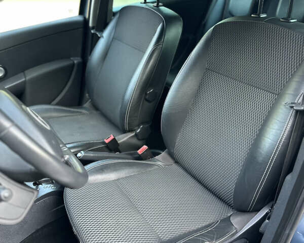 Синий Рено Клио, объемом двигателя 1.6 л и пробегом 182 тыс. км за 5950 $, фото 61 на Automoto.ua