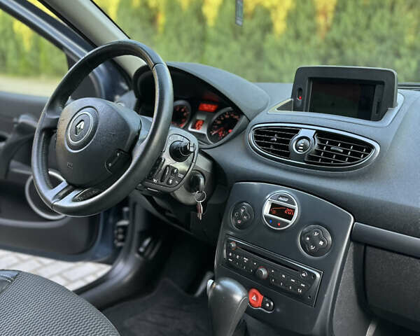 Синий Рено Клио, объемом двигателя 1.6 л и пробегом 182 тыс. км за 5950 $, фото 66 на Automoto.ua