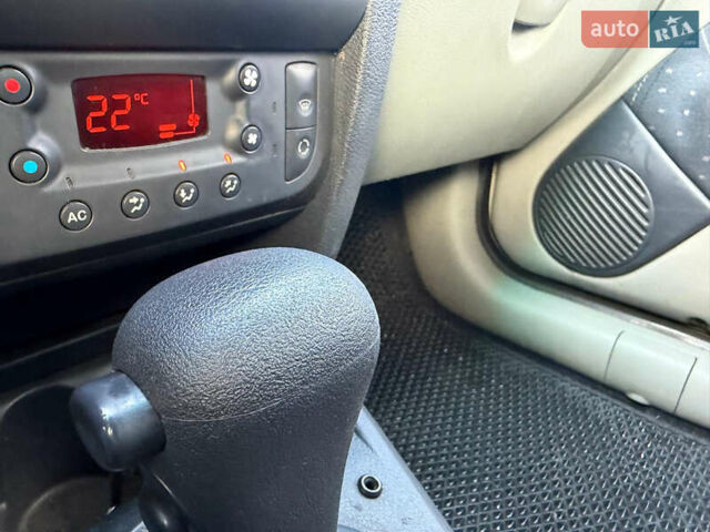 Зелений Рено Кліо, об'ємом двигуна 1.39 л та пробігом 156 тис. км за 3950 $, фото 30 на Automoto.ua