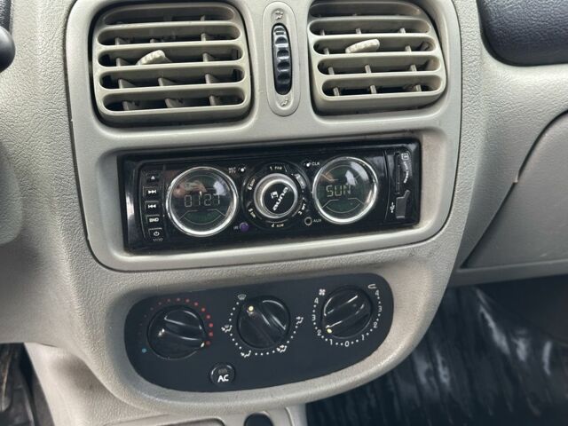 Зеленый Рено Клио, объемом двигателя 1.4 л и пробегом 300 тыс. км за 1750 $, фото 21 на Automoto.ua