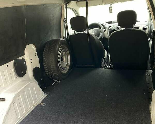 Белый Рено Dokker, объемом двигателя 1.6 л и пробегом 217 тыс. км за 7800 $, фото 1 на Automoto.ua