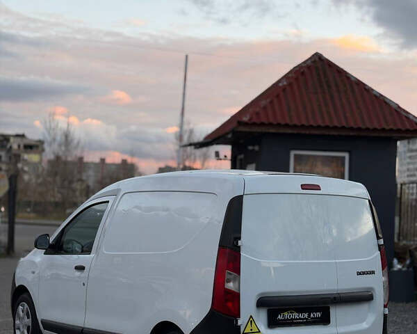 Белый Рено Dokker, объемом двигателя 1.6 л и пробегом 183 тыс. км за 8000 $, фото 3 на Automoto.ua