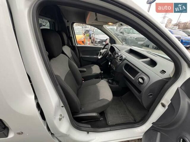 Белый Рено Dokker, объемом двигателя 1.5 л и пробегом 230 тыс. км за 9200 $, фото 16 на Automoto.ua