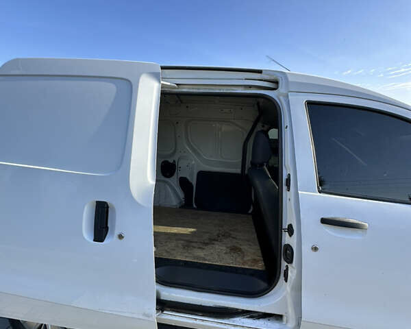 Белый Рено Dokker, объемом двигателя 1.6 л и пробегом 214 тыс. км за 5300 $, фото 7 на Automoto.ua