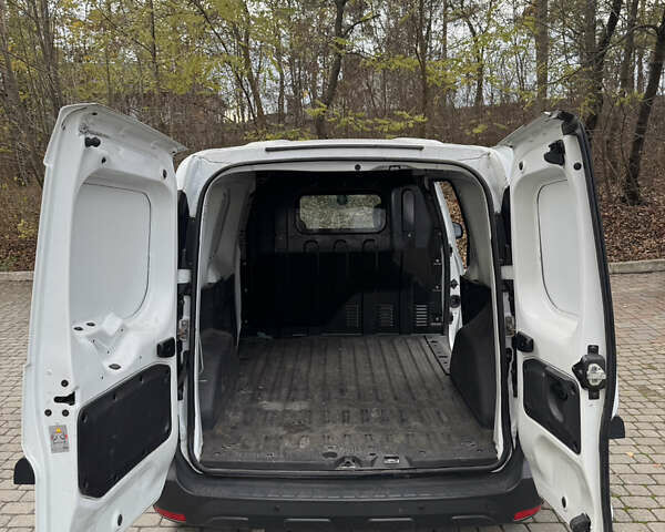 Белый Рено Dokker, объемом двигателя 1.5 л и пробегом 261 тыс. км за 6500 $, фото 4 на Automoto.ua