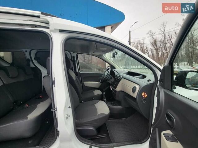 Белый Рено Dokker, объемом двигателя 1.5 л и пробегом 299 тыс. км за 7300 $, фото 5 на Automoto.ua