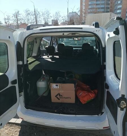 Белый Рено Dokker, объемом двигателя 1.5 л и пробегом 350 тыс. км за 7400 $, фото 8 на Automoto.ua