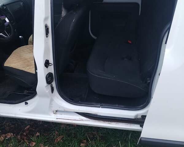 Белый Рено Dokker, объемом двигателя 1.6 л и пробегом 310 тыс. км за 4999 $, фото 5 на Automoto.ua