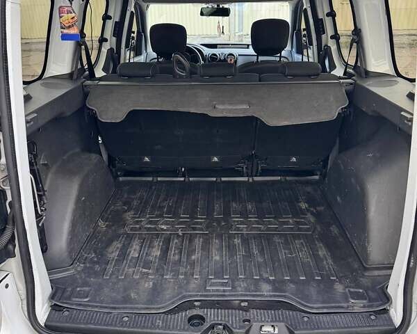 Белый Рено Dokker, объемом двигателя 1.46 л и пробегом 202 тыс. км за 10200 $, фото 10 на Automoto.ua