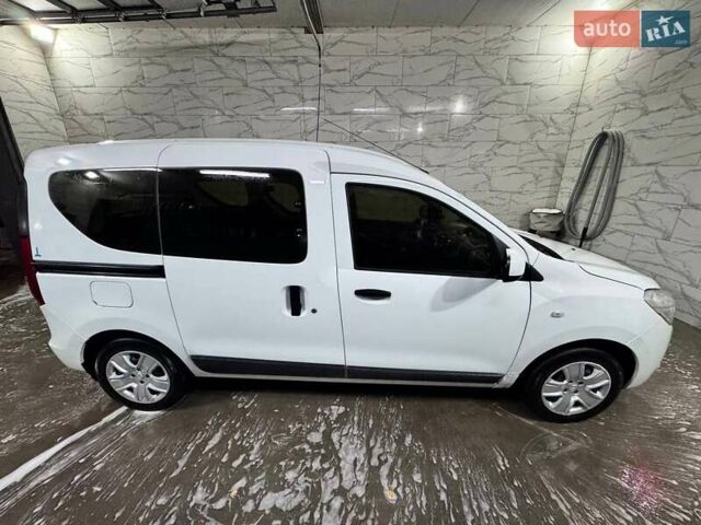 Белый Рено Dokker, объемом двигателя 1.46 л и пробегом 202 тыс. км за 10200 $, фото 6 на Automoto.ua