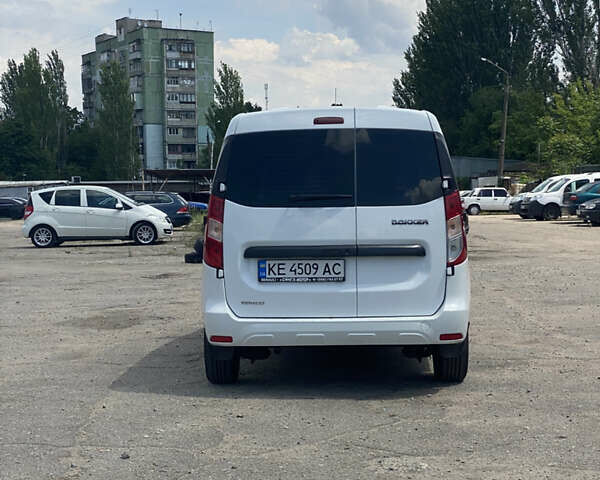 Белый Рено Dokker, объемом двигателя 1.5 л и пробегом 162 тыс. км за 11000 $, фото 3 на Automoto.ua