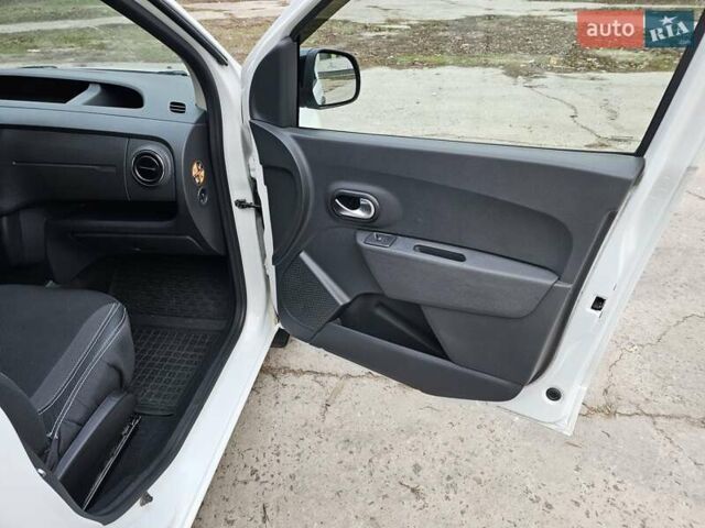 Белый Рено Dokker, объемом двигателя 1.5 л и пробегом 79 тыс. км за 11500 $, фото 17 на Automoto.ua