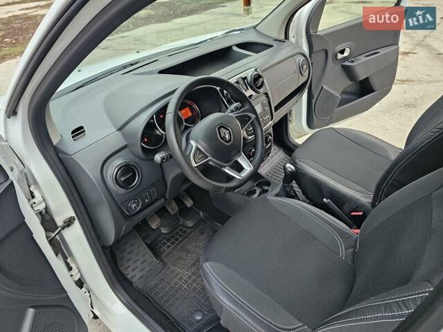 Белый Рено Dokker, объемом двигателя 1.5 л и пробегом 79 тыс. км за 11500 $, фото 23 на Automoto.ua