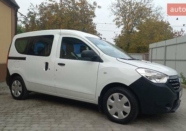 Белый Рено Dokker, объемом двигателя 1.6 л и пробегом 93 тыс. км за 9700 $, фото 2 на Automoto.ua