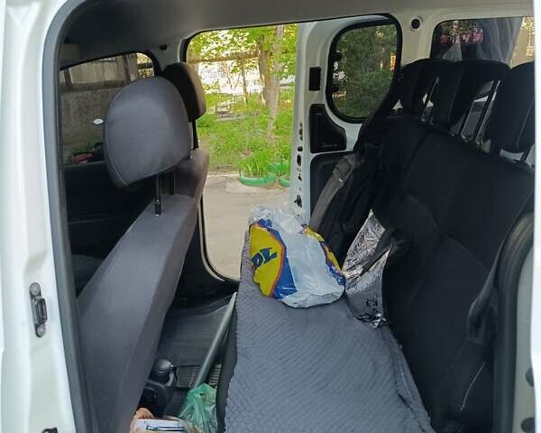 Белый Рено Dokker, объемом двигателя 1.5 л и пробегом 86 тыс. км за 14400 $, фото 5 на Automoto.ua