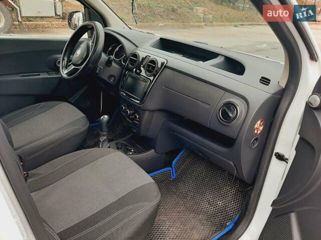 Белый Рено Dokker, объемом двигателя 1.46 л и пробегом 88 тыс. км за 13000 $, фото 3 на Automoto.ua