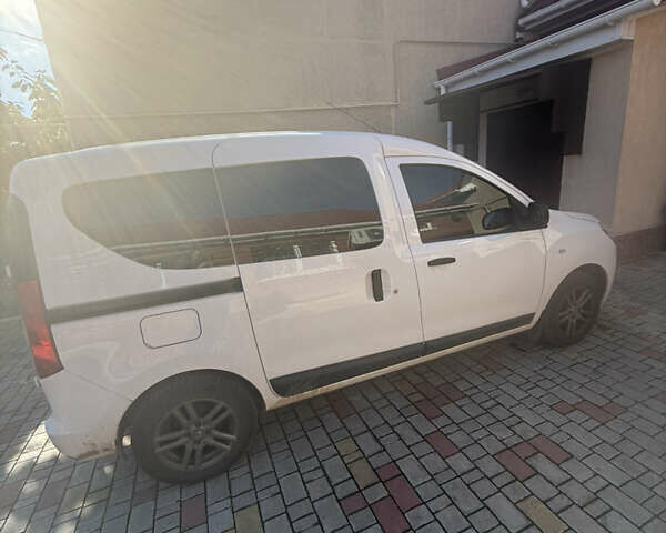 Белый Рено Dokker, объемом двигателя 1.6 л и пробегом 71 тыс. км за 15500 $, фото 1 на Automoto.ua