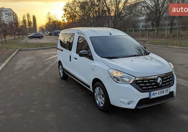 Белый Рено Dokker, объемом двигателя 1.6 л и пробегом 52 тыс. км за 13999 $, фото 2 на Automoto.ua