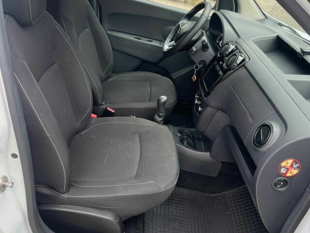 Белый Рено Dokker, объемом двигателя 1.6 л и пробегом 79 тыс. км за 12500 $, фото 3 на Automoto.ua