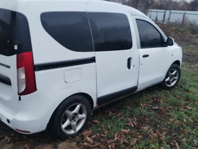 Белый Рено Dokker, объемом двигателя 1.6 л и пробегом 310 тыс. км за 4999 $, фото 1 на Automoto.ua