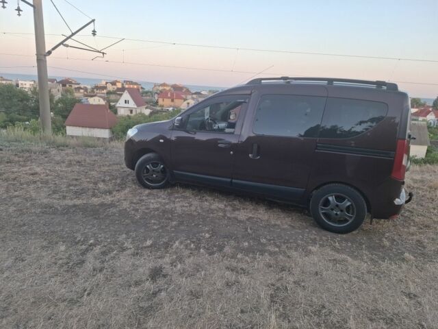 Коричневый Рено Dokker, объемом двигателя 1.5 л и пробегом 275 тыс. км за 8300 $, фото 1 на Automoto.ua