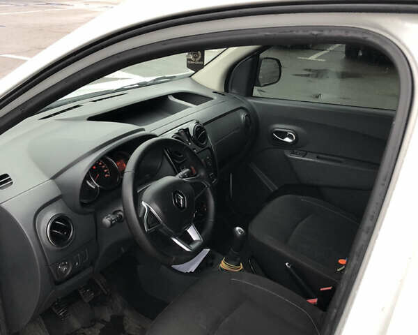 Серый Рено Dokker, объемом двигателя 1.6 л и пробегом 109 тыс. км за 10000 $, фото 5 на Automoto.ua