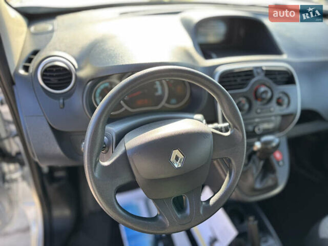 Серый Рено Dokker, объемом двигателя 0 л и пробегом 17 тыс. км за 15500 $, фото 22 на Automoto.ua