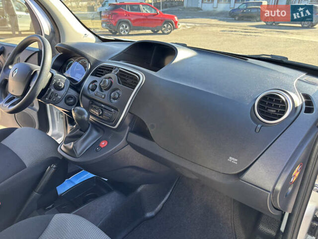 Серый Рено Dokker, объемом двигателя 0 л и пробегом 17 тыс. км за 15500 $, фото 18 на Automoto.ua