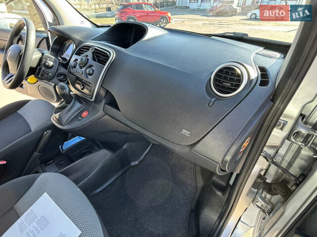 Серый Рено Dokker, объемом двигателя 0 л и пробегом 17 тыс. км за 15500 $, фото 21 на Automoto.ua