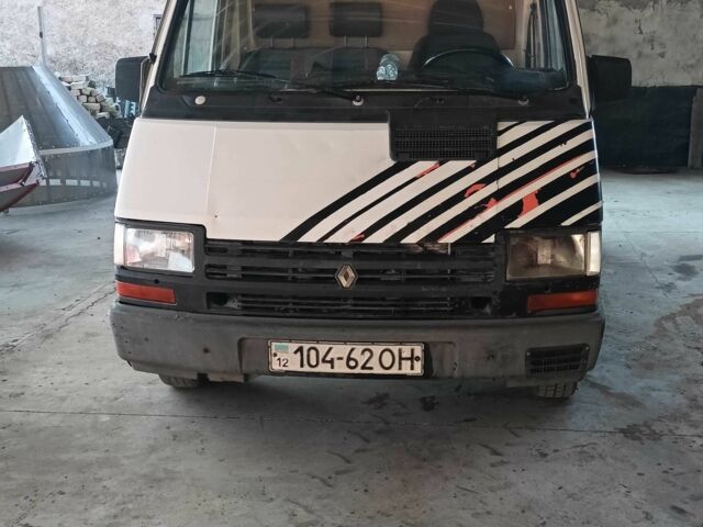 Белый Рено Другая, объемом двигателя 2.5 л и пробегом 100 тыс. км за 2000 $, фото 1 на Automoto.ua