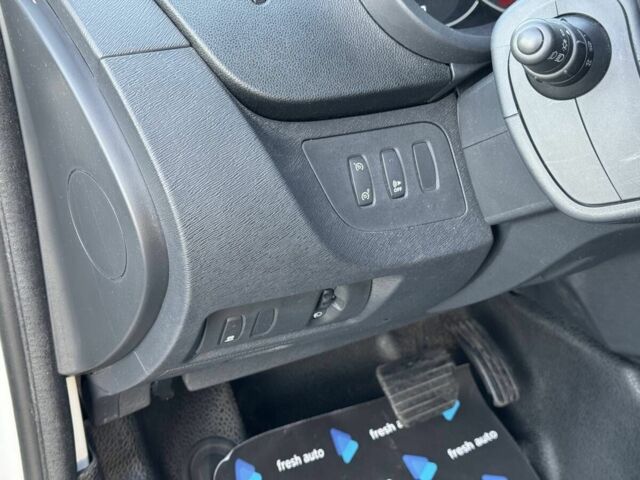 Білий Рено Інша, об'ємом двигуна 2.45 л та пробігом 27 тис. км за 11999 $, фото 15 на Automoto.ua