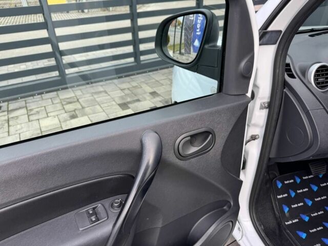 Білий Рено Інша, об'ємом двигуна 2.45 л та пробігом 83 тис. км за 10900 $, фото 14 на Automoto.ua