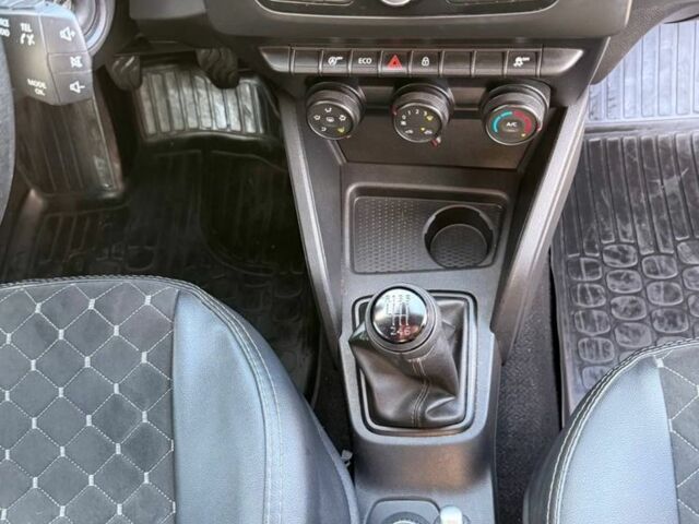 Белый Рено Дастер, объемом двигателя 1.5 л и пробегом 175 тыс. км за 14000 $, фото 6 на Automoto.ua