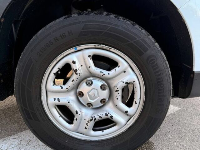 Белый Рено Дастер, объемом двигателя 1.5 л и пробегом 175 тыс. км за 14000 $, фото 11 на Automoto.ua